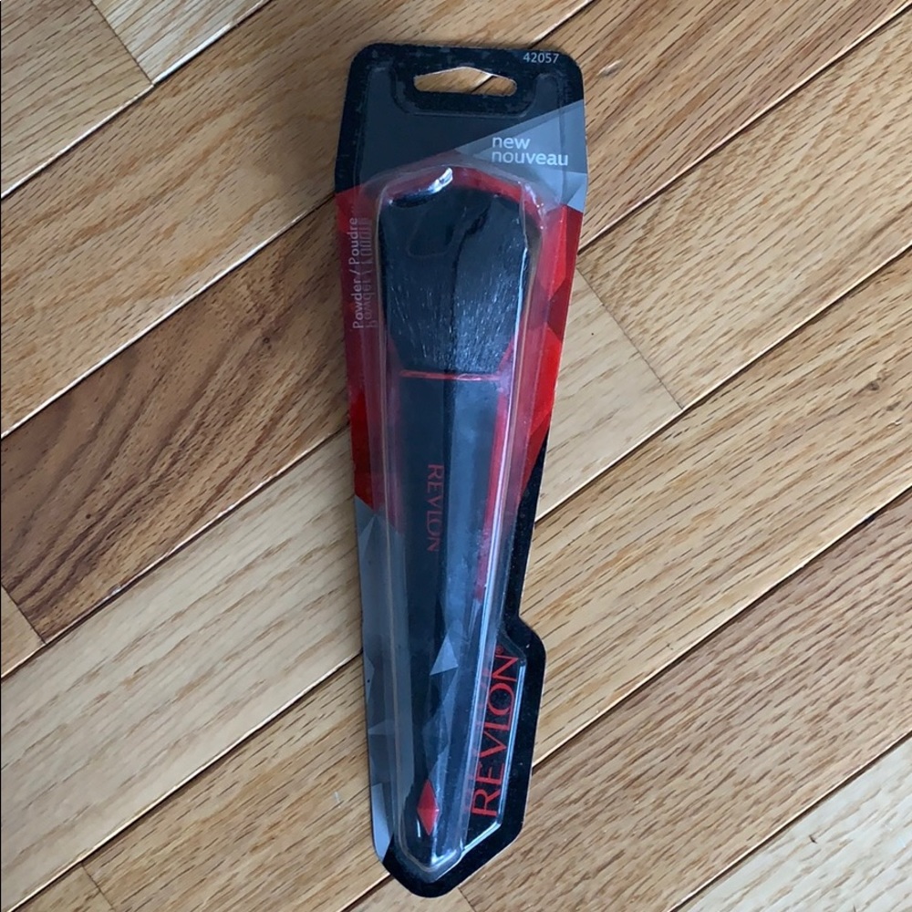 ⭐️Revlon powder brush NWT